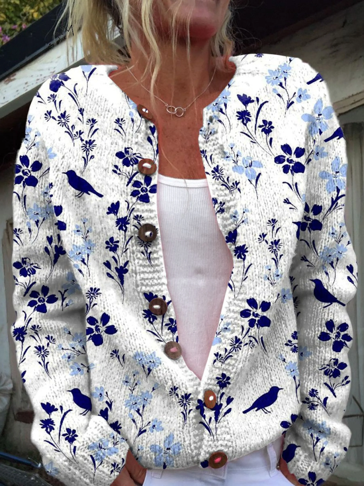 Strickjacke mit Knöpfen und Vogelmotiv